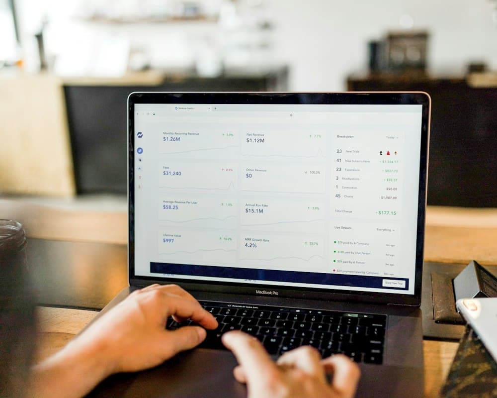 Laptop hiển thị trang quản trị nội dung